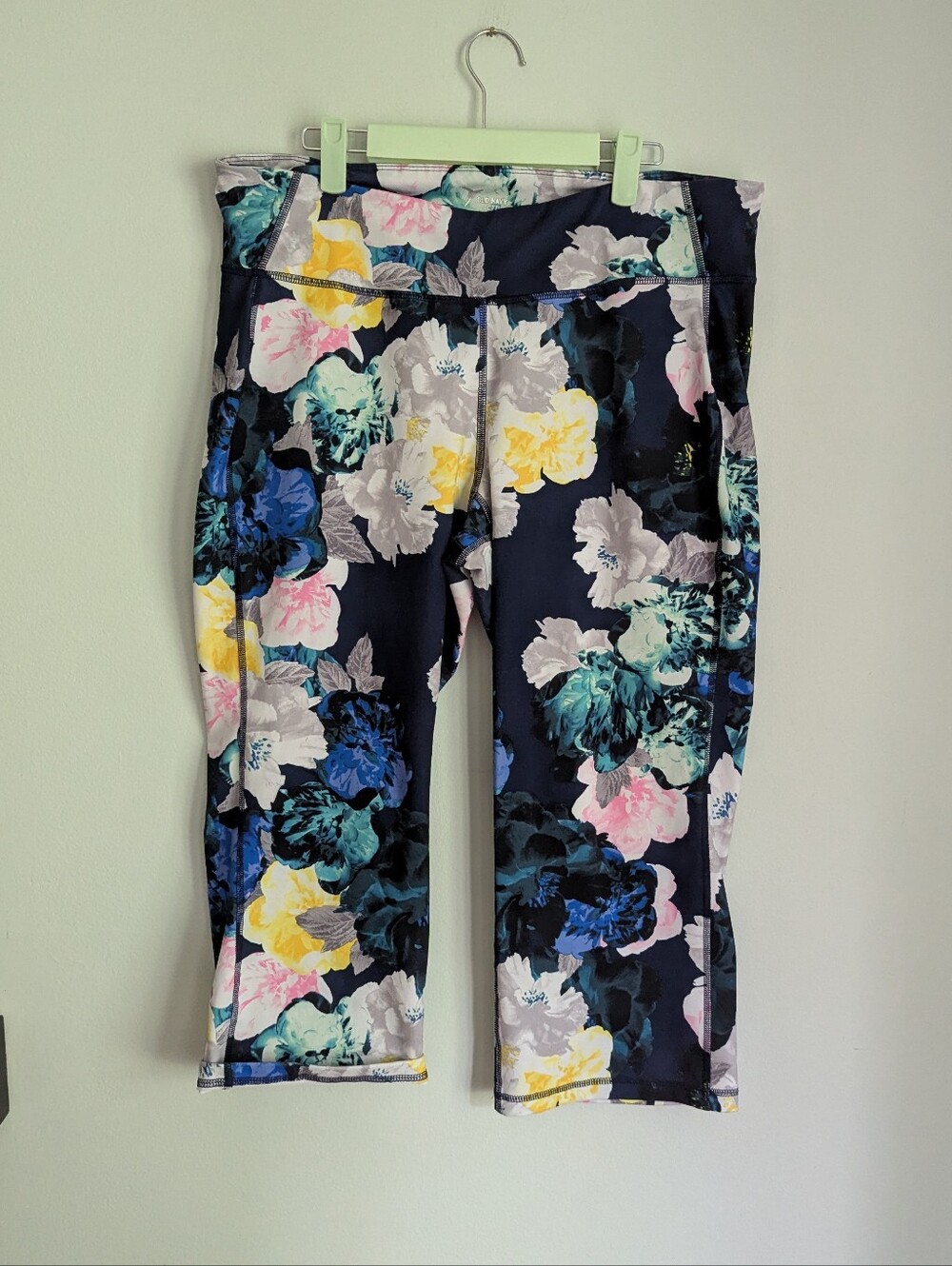 Old Navy Women's 2X Plus Size Go-Dry Active Cropped Capri Pants Floral Colorful
